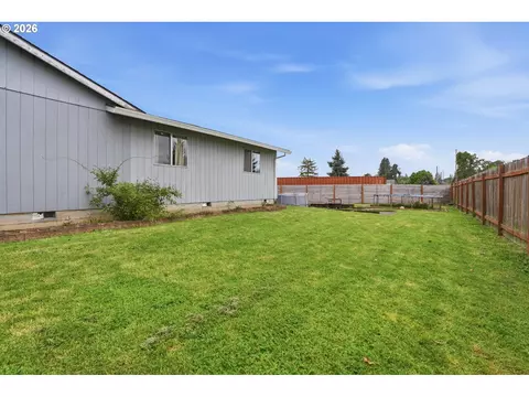 Exterior - 832 E 7th St, Molalla, OR 97038 photo 6 of 7