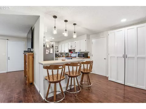 Kitchen - 832 E 7th St, Molalla, OR 97038 photo 1 of 3