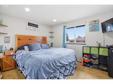 Bedroom - 832 E 7th St, Molalla, OR 97038 photo 1 of 6