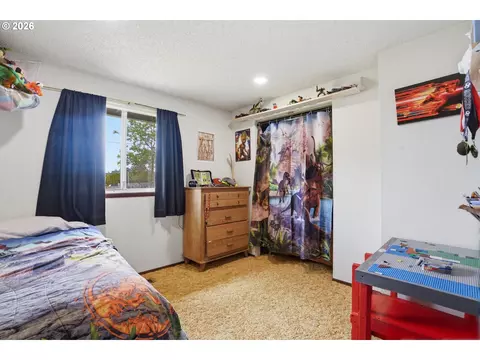 Bedroom - 832 E 7th St, Molalla, OR 97038 photo 5 of 6