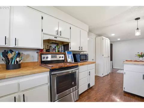 Kitchen - 832 E 7th St, Molalla, OR 97038 photo 3 of 3