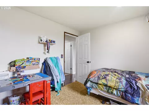 Bedroom - 832 E 7th St, Molalla, OR 97038 photo 6 of 6