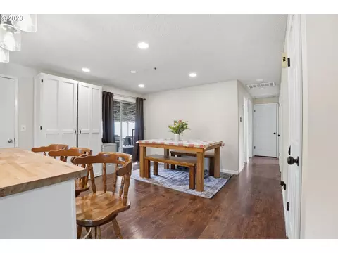 Dining - 832 E 7th St, Molalla, OR 97038 photo 3 of 3