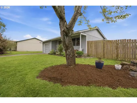 Exterior - 832 E 7th St, Molalla, OR 97038 photo 2 of 7