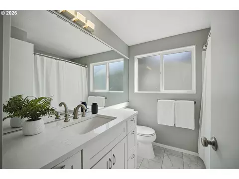 Bath - 3465 Strathmore Pl, Eugene, OR 97405 photo 1 of 1