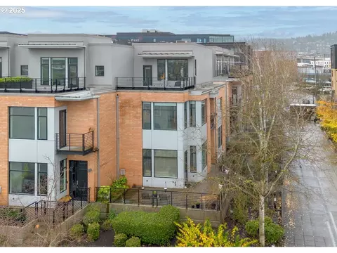 1684 NW Riverscape St, Portland, OR 97209