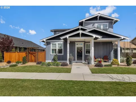 1733 NW Hemlock Ave, Redmond, OR 97756