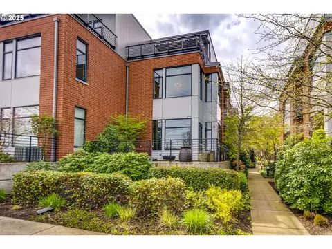 1716 NW Riverscape St, Portland, OR 97209
