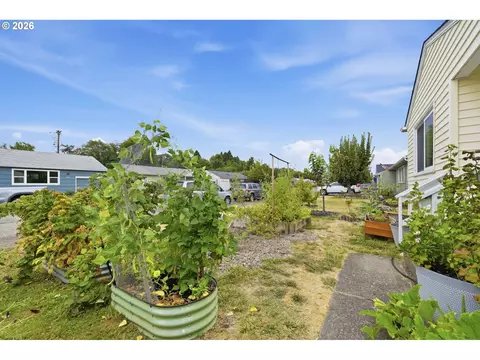 Exterior - 1432 Modoc St, Springfield, OR 97477 photo 8 of 8