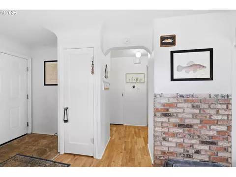 Entry Way - 1432 Modoc St, Springfield, OR 97477 photo 1 of 3