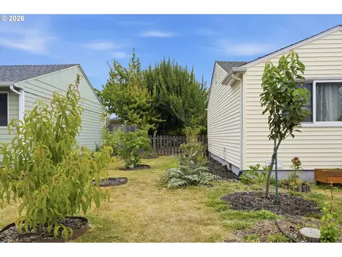 Exterior - 1432 Modoc St, Springfield, OR 97477 photo 7 of 8