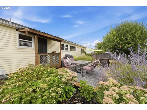 Exterior - 1432 Modoc St, Springfield, OR 97477 photo 3 of 8