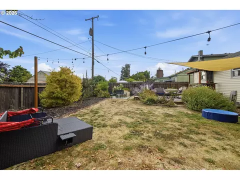 Exterior - 1432 Modoc St, Springfield, OR 97477 photo 5 of 8