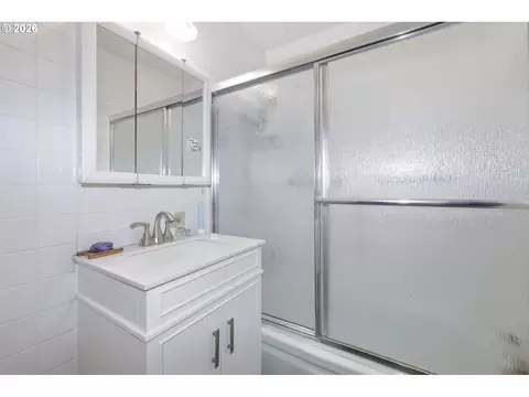 Bath - 1432 Modoc St, Springfield, OR 97477 photo 1 of 1
