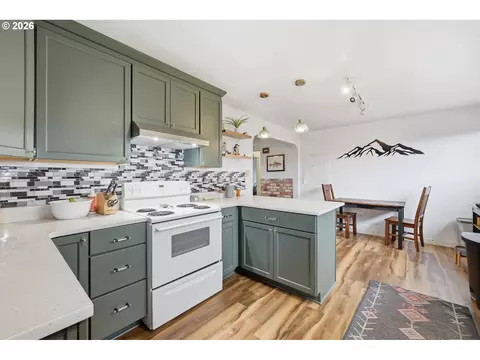 Kitchen - 1432 Modoc St, Springfield, OR 97477 photo 4 of 4