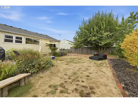 Exterior - 1432 Modoc St, Springfield, OR 97477 photo 4 of 8