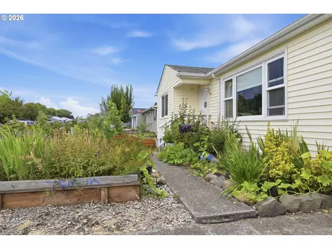 Exterior - 1432 Modoc St, Springfield, OR 97477 photo 1 of 8
