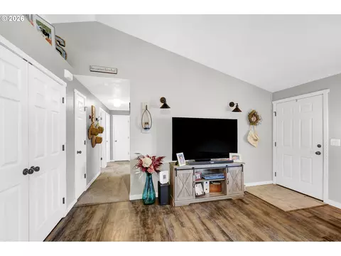 3938 Douglas Dr, Springfield, OR 97478 photo 11