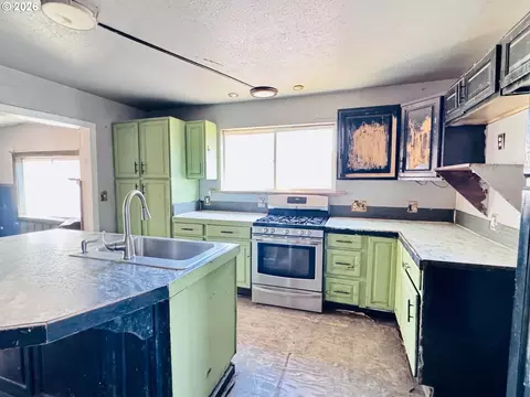 Kitchen - 1380 Alder St, Elgin, OR 97827 photo 1 of 2