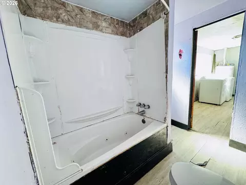 Bath - 1380 Alder St, Elgin, OR 97827 photo 2 of 2