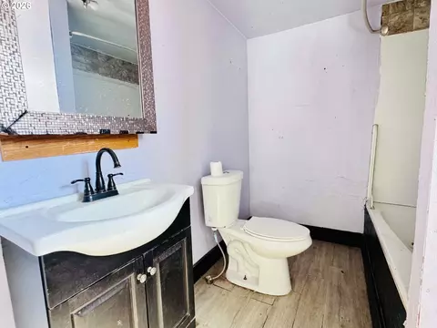Bath - 1380 Alder St, Elgin, OR 97827 photo 1 of 2