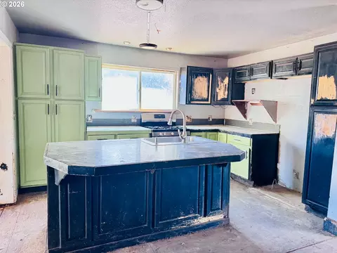 Kitchen - 1380 Alder St, Elgin, OR 97827 photo 2 of 2