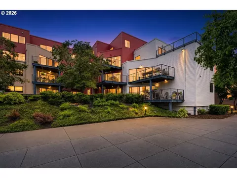 910 NW Naito Pkwy #I-4, Portland, OR 97209