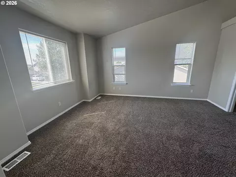 Living - 629 E Oregon Ave, Hermiston, OR 97838 photo 8 of 8