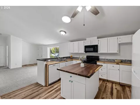 Kitchen - 5327 Elk Ridge Dr, Eugene, OR 97402 photo 3 of 4