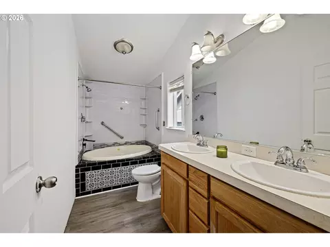 Bath - 5327 Elk Ridge Dr, Eugene, OR 97402 photo 2 of 3