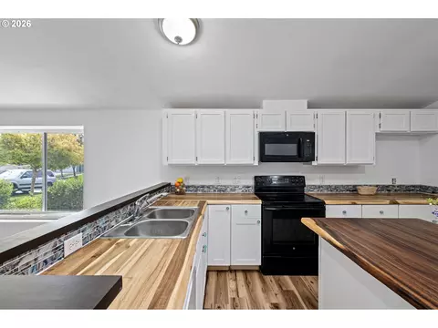 Kitchen - 5327 Elk Ridge Dr, Eugene, OR 97402 photo 2 of 4