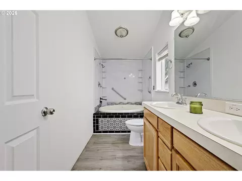 Bath - 5327 Elk Ridge Dr, Eugene, OR 97402 photo 1 of 3
