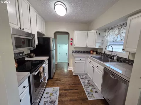 Kitchen - 415 SE Roberts Ave, Gresham, OR 97080 photo 3 of 3