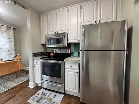Kitchen - 415 SE Roberts Ave, Gresham, OR 97080 photo 1 of 3