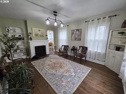 Living - 415 SE Roberts Ave, Gresham, OR 97080 photo 1 of 2
