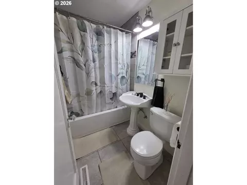 Bath - 415 SE Roberts Ave, Gresham, OR 97080 photo 1 of 2