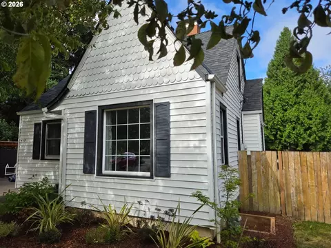 Exterior - 415 SE Roberts Ave, Gresham, OR 97080 photo 3 of 8