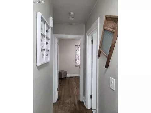 Entry Way - 415 SE Roberts Ave, Gresham, OR 97080 photo 1 of 1