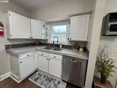 Kitchen - 415 SE Roberts Ave, Gresham, OR 97080 photo 2 of 3