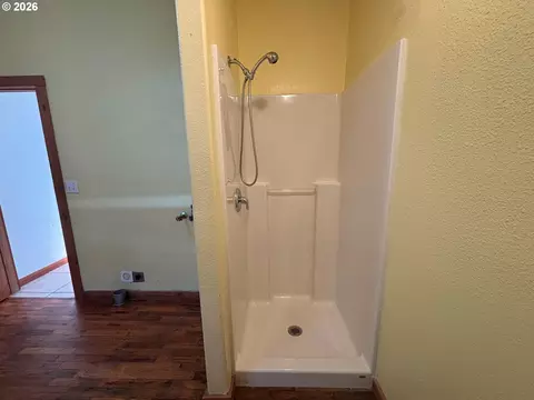 Bath - 3817 E Amazon Dr, Eugene, OR 97405 photo 4 of 4