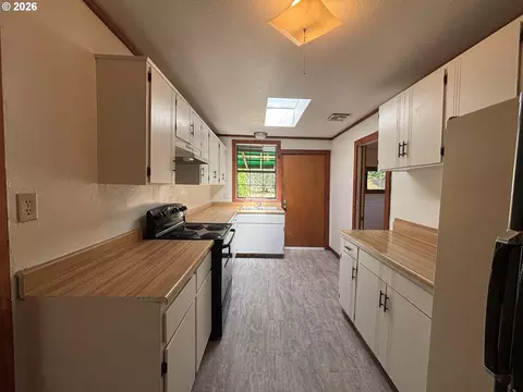 Kitchen - 3817 E Amazon Dr, Eugene, OR 97405 photo 1 of 1