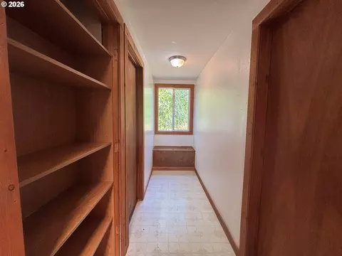 Entry Way - 3817 E Amazon Dr, Eugene, OR 97405 photo 2 of 2