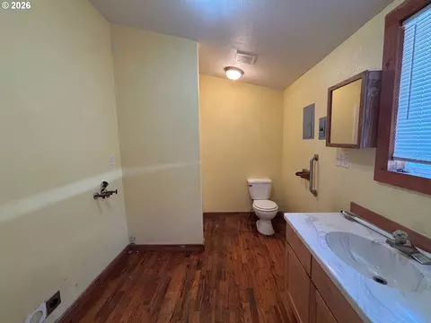 Bath - 3817 E Amazon Dr, Eugene, OR 97405 photo 3 of 4