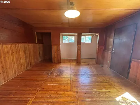 Living - 3817 E Amazon Dr, Eugene, OR 97405 photo 5 of 6