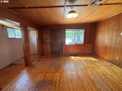 Living - 3817 E Amazon Dr, Eugene, OR 97405 photo 4 of 6
