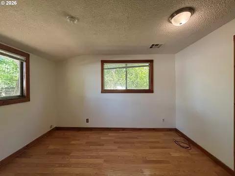 Bedroom - 3817 E Amazon Dr, Eugene, OR 97405 photo 2 of 7