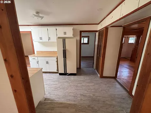 Entry Way - 3817 E Amazon Dr, Eugene, OR 97405 photo 1 of 2