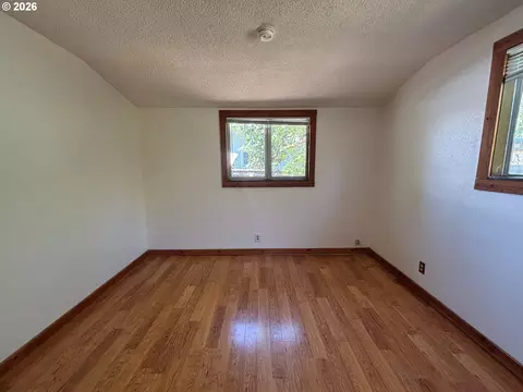 Bedroom - 3817 E Amazon Dr, Eugene, OR 97405 photo 3 of 7