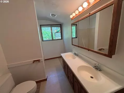 Bath - 3817 E Amazon Dr, Eugene, OR 97405 photo 1 of 4
