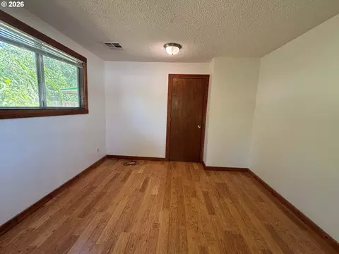 Bedroom - 3817 E Amazon Dr, Eugene, OR 97405 photo 4 of 7